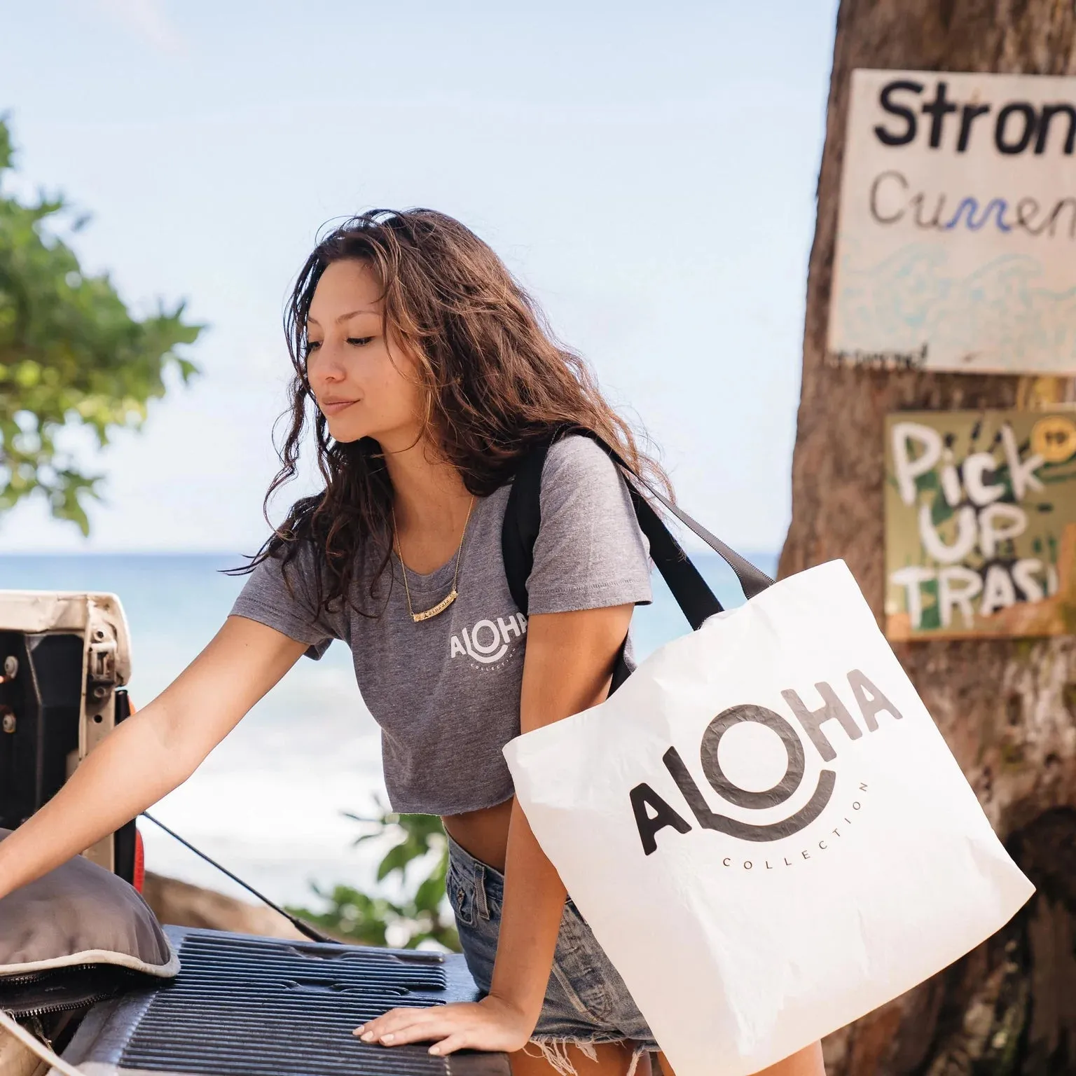 Aloha Original Day Tripper in White on Black