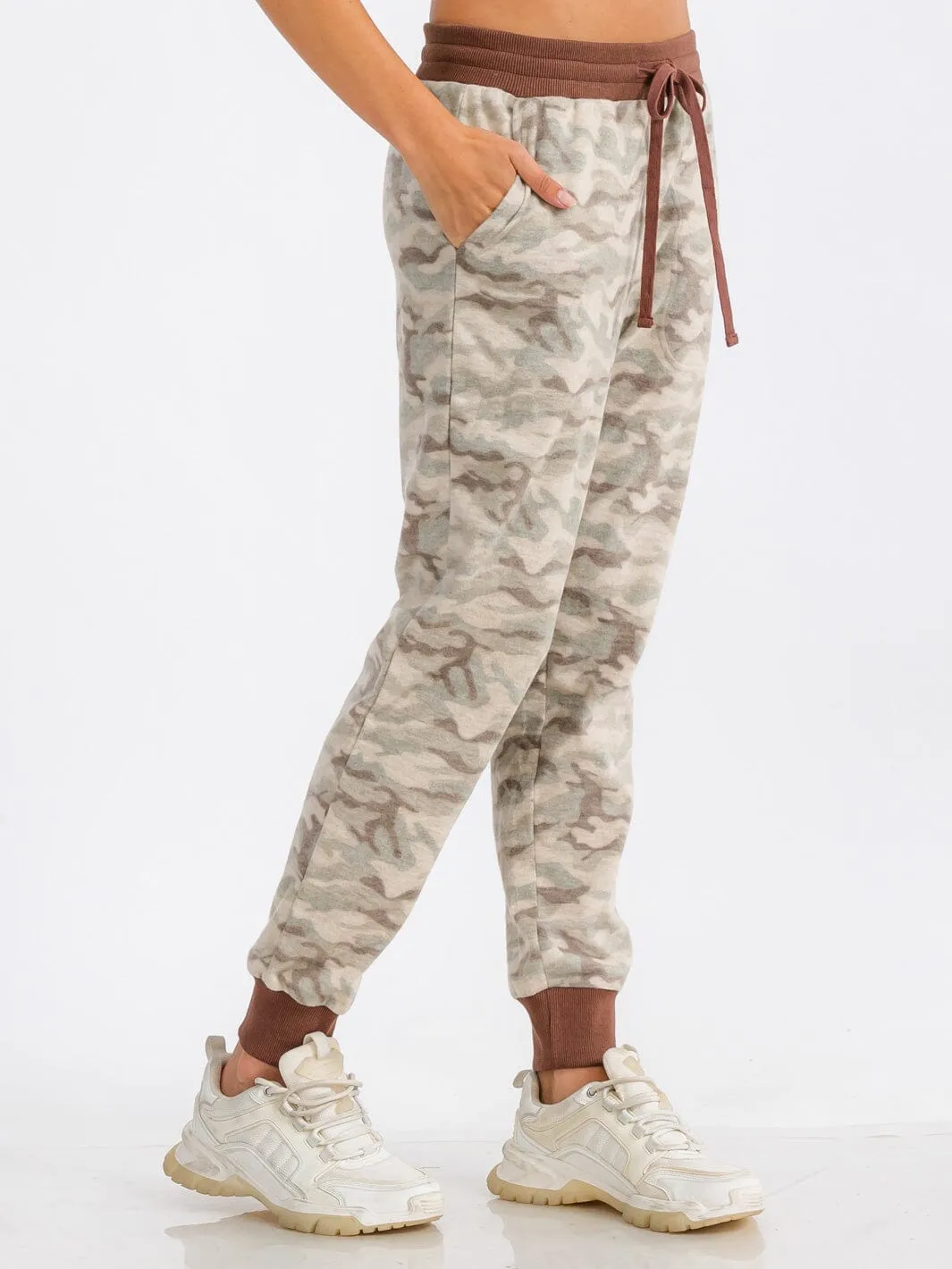 WOMEN'S ELASTIC WAIST FRONT POCKET CAMO PRINT FLEECE SWEATPANTS