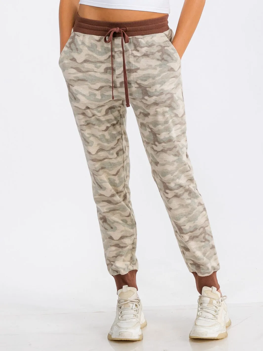 WOMEN'S ELASTIC WAIST FRONT POCKET CAMO PRINT FLEECE SWEATPANTS