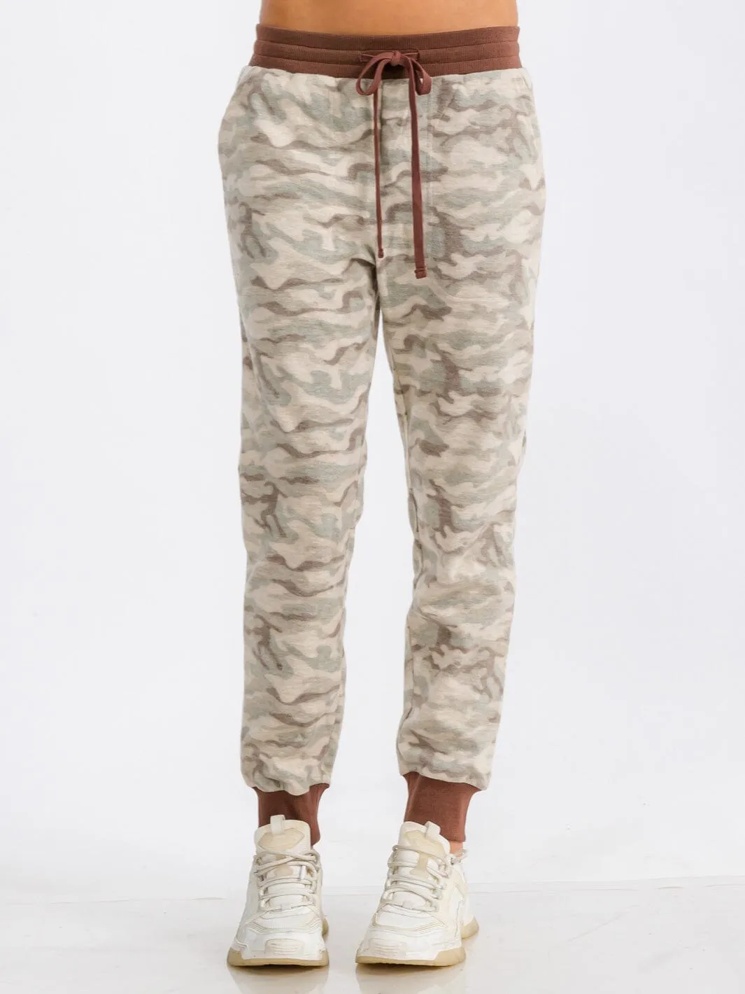 WOMEN'S ELASTIC WAIST FRONT POCKET CAMO PRINT FLEECE SWEATPANTS