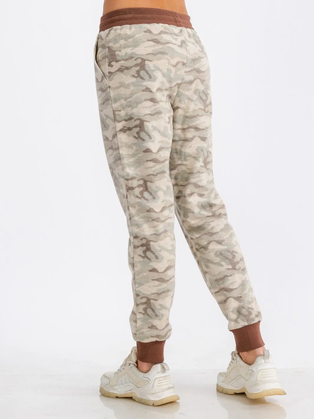 WOMEN'S ELASTIC WAIST FRONT POCKET CAMO PRINT FLEECE SWEATPANTS