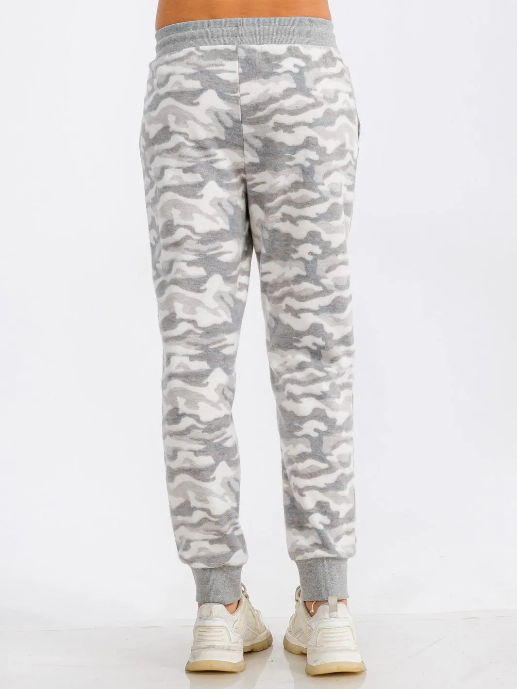 WOMEN'S ELASTIC WAIST FRONT POCKET CAMO PRINT FLEECE SWEATPANTS