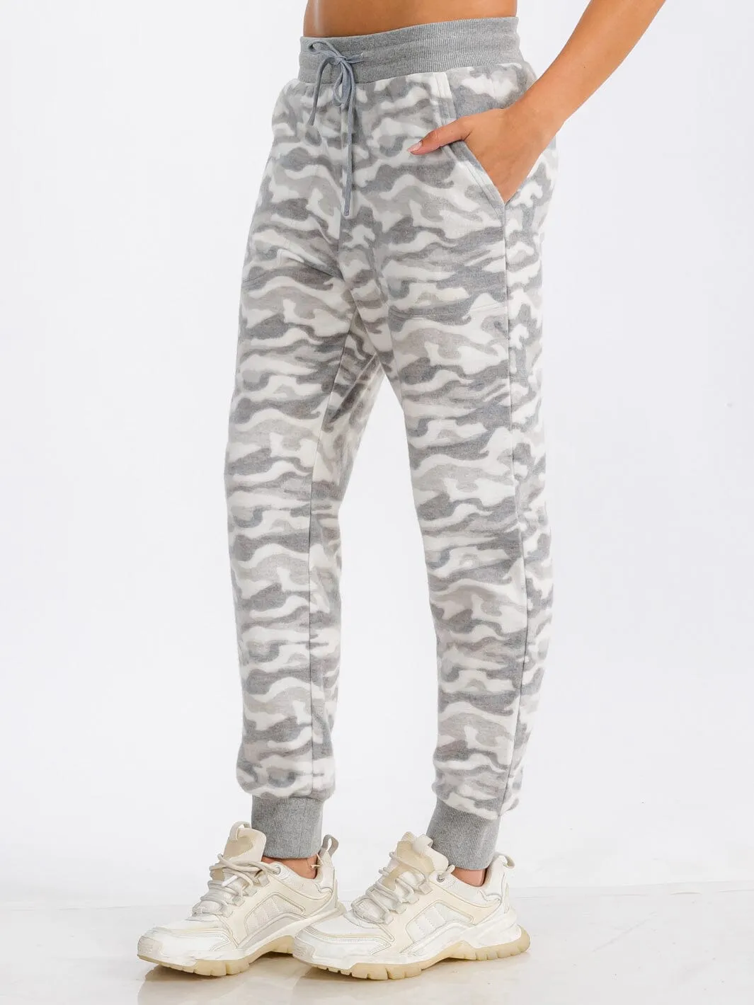 WOMEN'S ELASTIC WAIST FRONT POCKET CAMO PRINT FLEECE SWEATPANTS