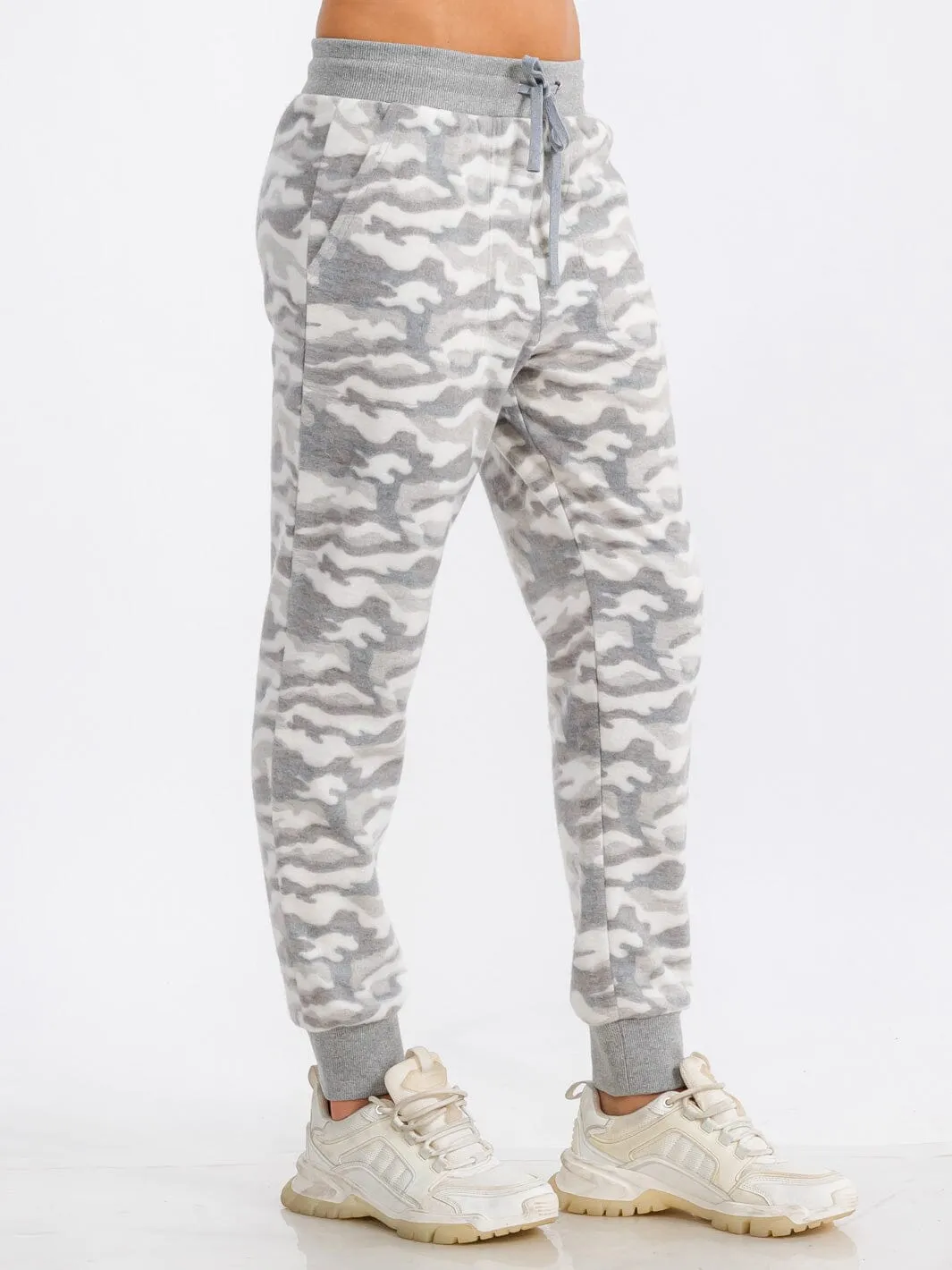WOMEN'S ELASTIC WAIST FRONT POCKET CAMO PRINT FLEECE SWEATPANTS