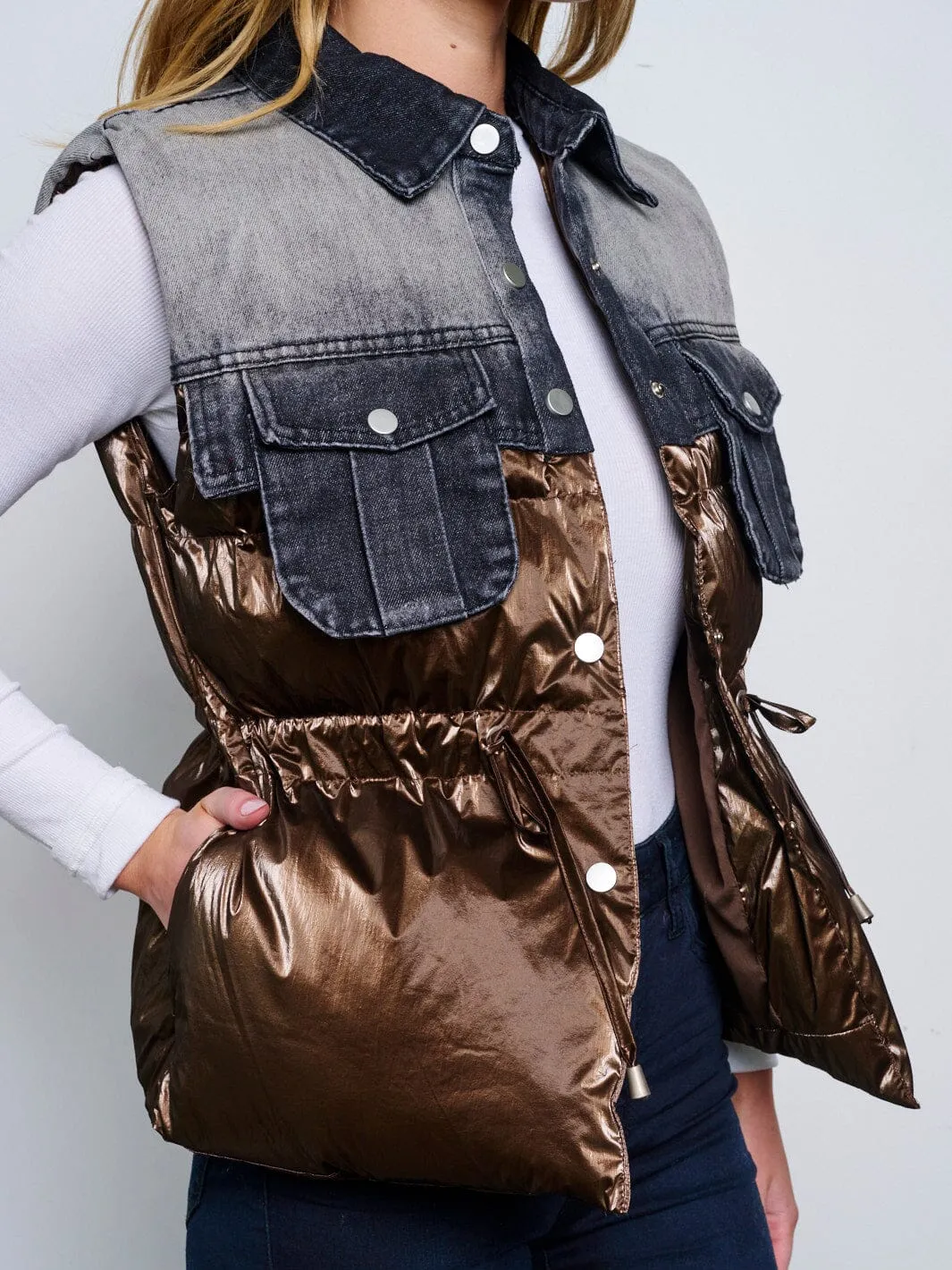 WOMEN'S SLEEVELESS BUTTON CLOSURE FRONT POCKETS DENIM CONTRAST PUFFER VEST