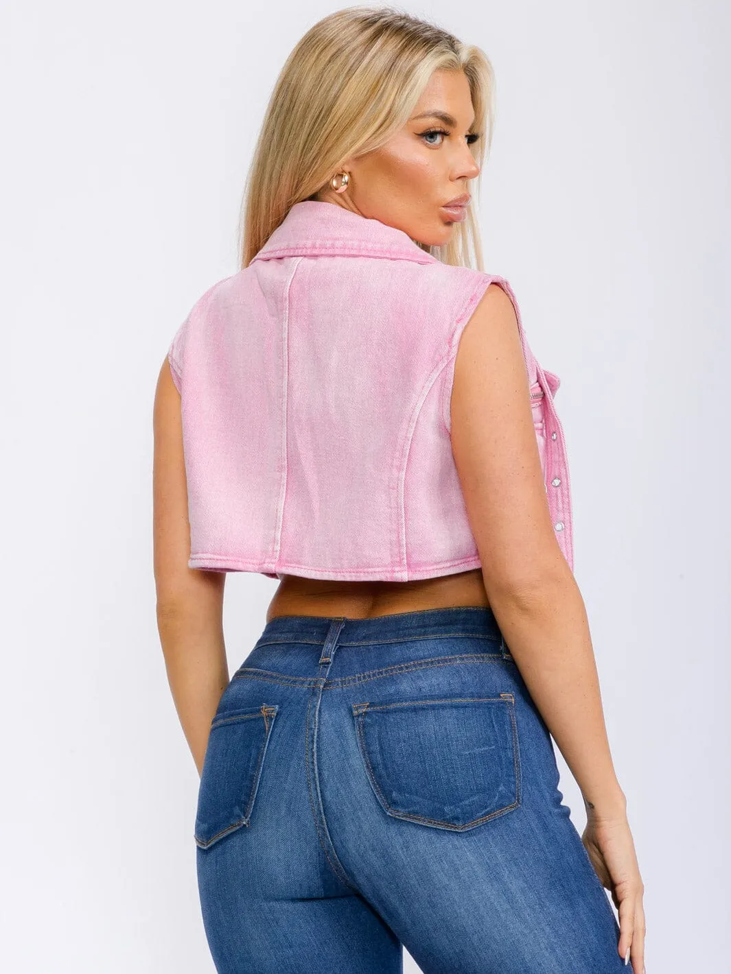 WOMEN'S SLEEVELESS BUTTON CLOSURE POCKETS WASHED DENIM CROP TOP